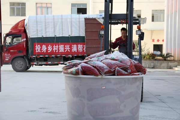 2滿載辣椒制品的貨車駛出和記食品廠區。滿幫集團供圖