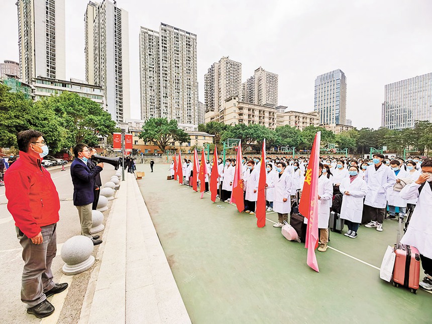 11月12日，重慶醫科大學舉行出征儀式，1031名臨床醫學、護理學等專業師生志愿者奔赴抗疫一線。(重醫供圖)