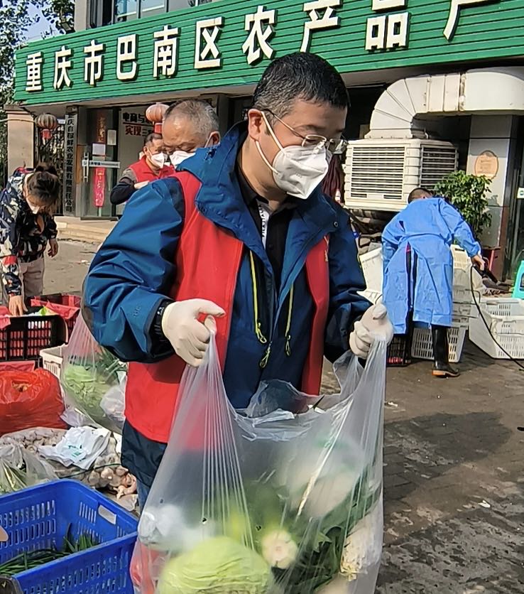 志愿者在區(qū)農(nóng)產(chǎn)品集配中心分揀蔬菜。巴南區(qū)供銷社供圖