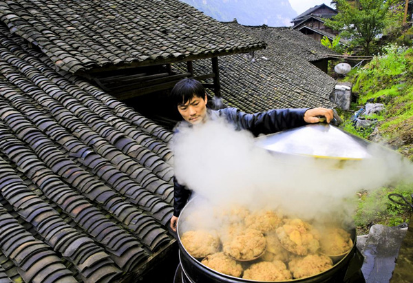 龔灘古鎮(zhèn)居民正在蒸燒白。酉陽旅投供圖