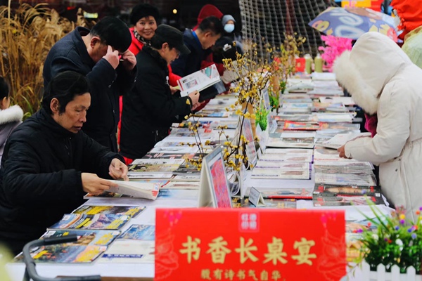 書(shū)香長(zhǎng)桌宴吸引眾多游客參與。紅酒小鎮(zhèn)供圖