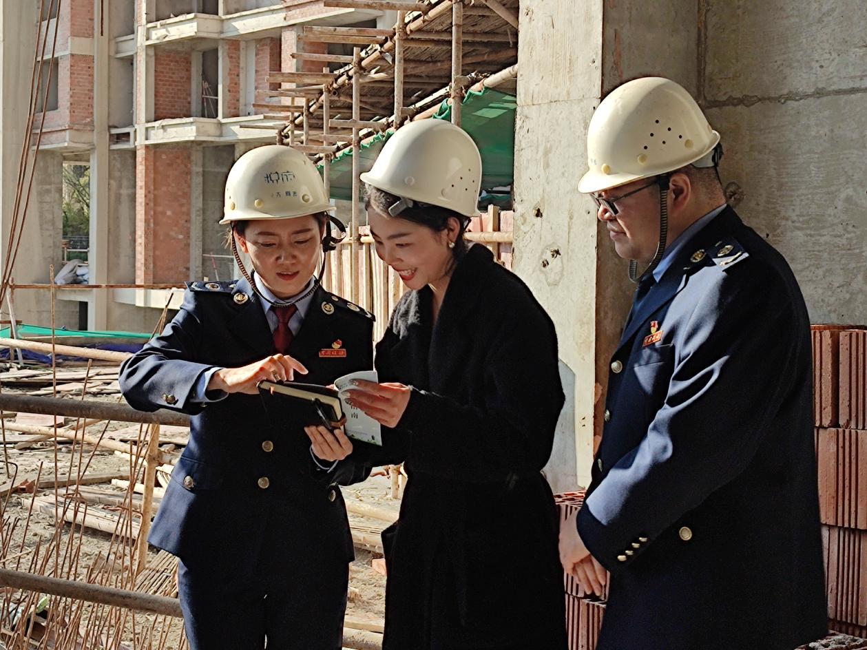 近日，合川區稅務人員走訪雙槐熱電聯產循環經濟項目企業，問需求解疑難，宣傳相關稅費政策。陸金平攝