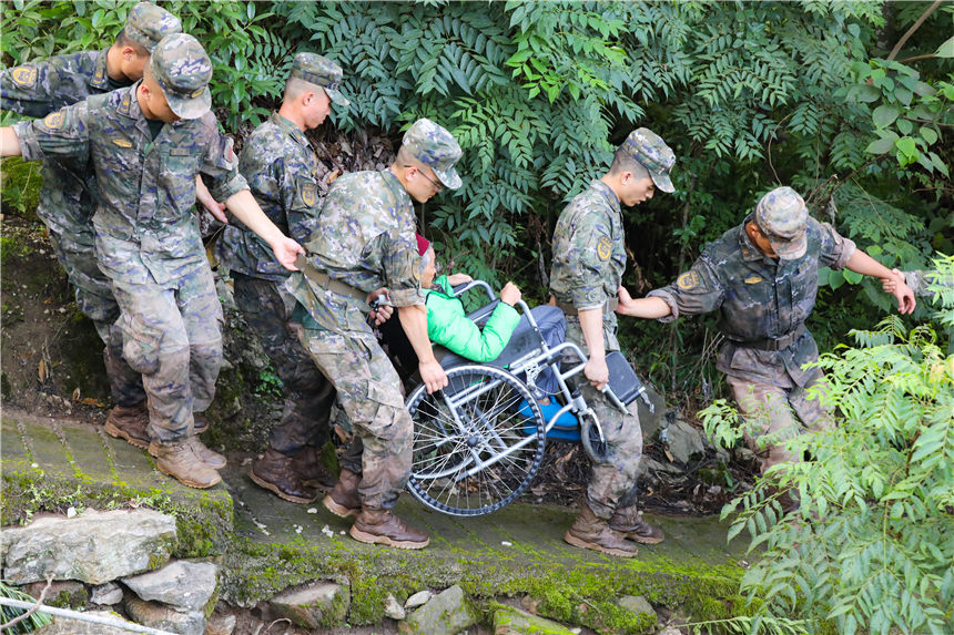 武警官兵轉(zhuǎn)移被困群眾。李東攝