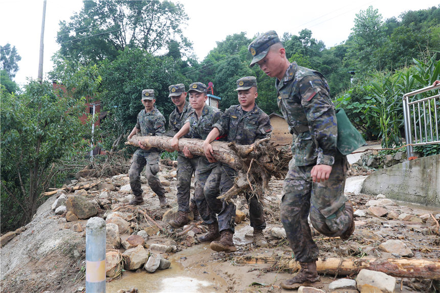 武警官兵清理受災(zāi)現(xiàn)場。李東攝