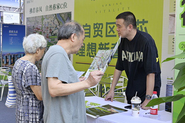 市民正在了解相關內容。重慶市住房城鄉建委供圖