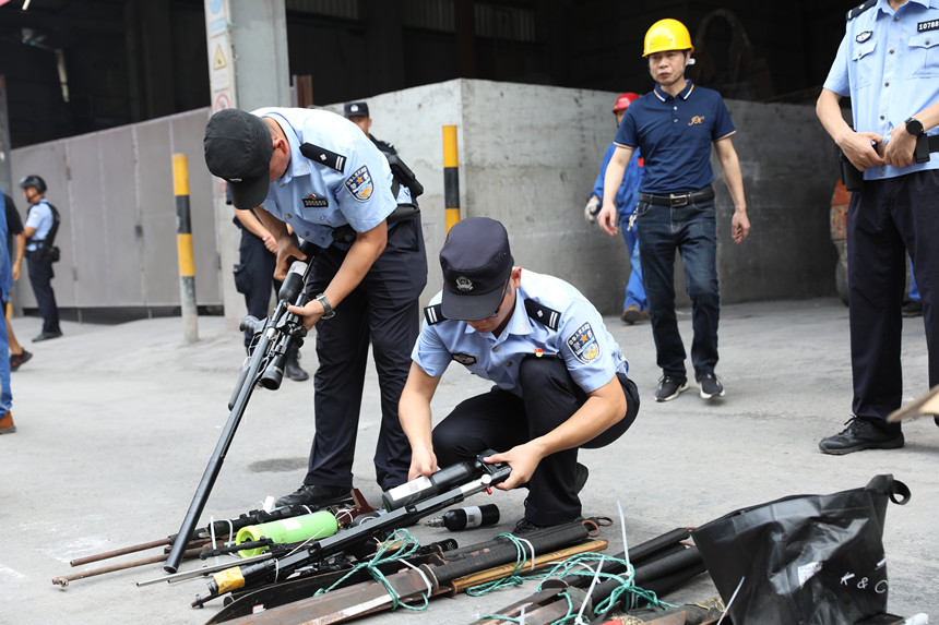 警方展示集中統一銷毀的非法槍支。重慶市公安局供圖