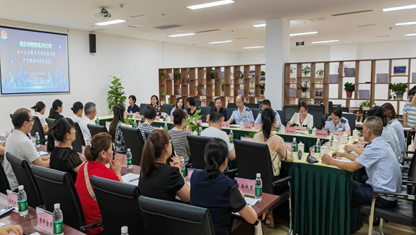 在重慶市九龍坡區西彭鋁產業園，稅務人員與企業座談，解答企業疑問。劉澤亮攝