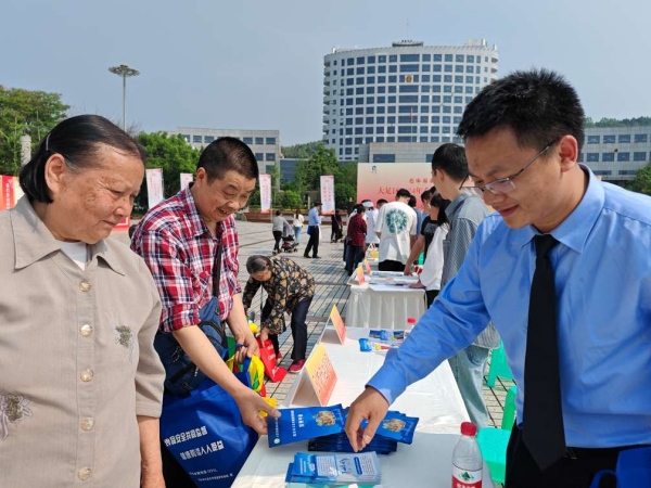 現場向市民普及國家安全知識。大足區委宣傳部供圖