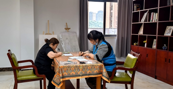 山之南養老服務院（渝馨家園），老人在大廳和活動室里看書、聊天。夏林攝