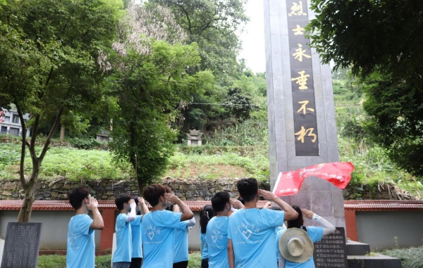 團(tuán)隊(duì)前往郁山鎮(zhèn)參觀烈士陵園。長(zhǎng)江師范學(xué)院供圖