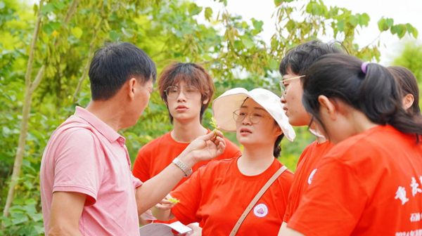 實踐團走訪東升村特色產業。重慶科技大學供圖