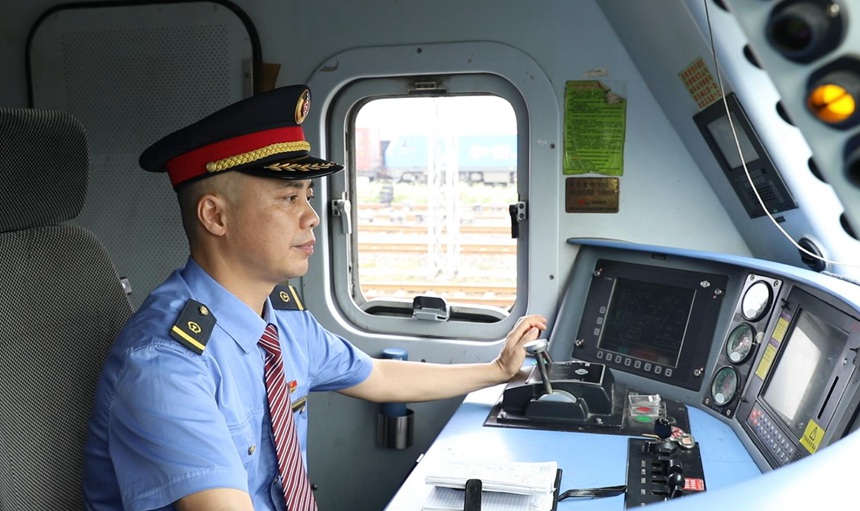 中國鐵路成都局集團有限公司重慶機務段電力機車司機江彤。人民網記者 胡虹攝