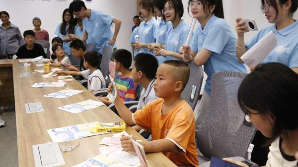 “拍賣會”現場。重慶師范大學供圖