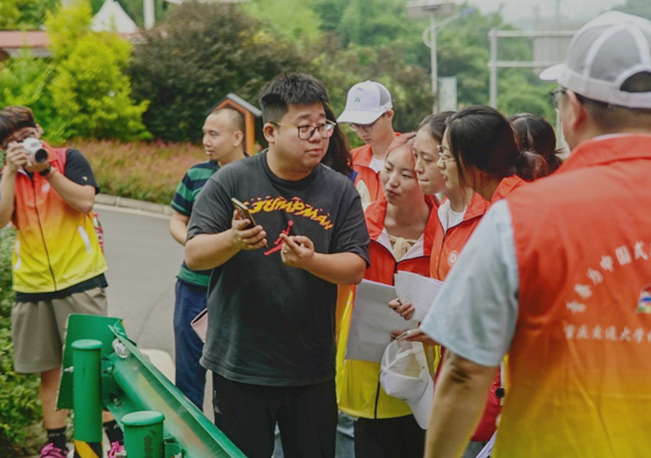 道路管理人員向?qū)嵺`團(tuán)介紹公路云管理系統(tǒng)和碰撞監(jiān)測(cè)裝置。彭聰攝