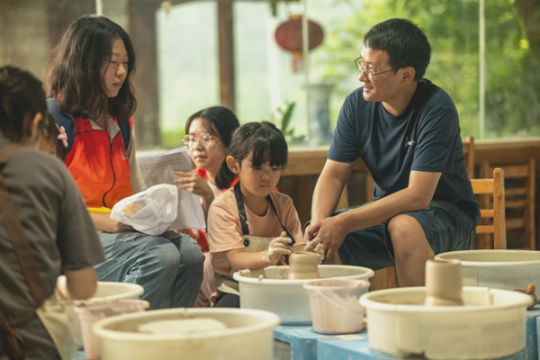 實(shí)踐團(tuán)成員與縉泉燒瓷器文化館游客交談。彭聰攝