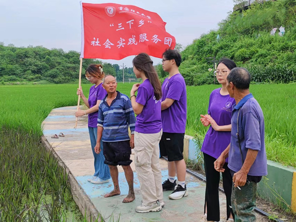 實踐團深入田間與村民交流。重慶理工大學供圖