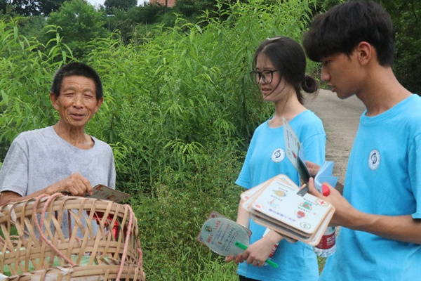 實踐團成員與老人面對面交流。重慶財經學院供圖