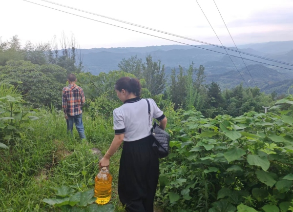 家訪路上的王繼霞。受訪者供圖