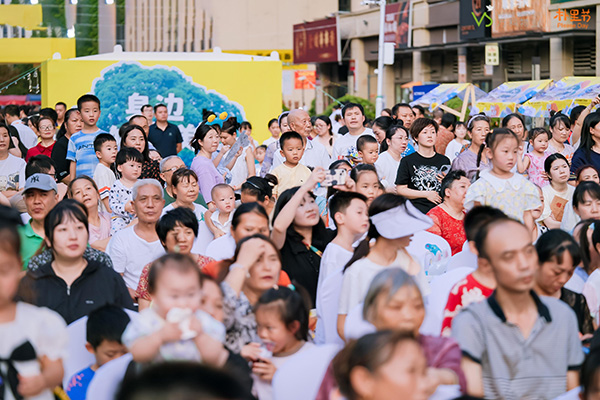 萬科金域?qū)W府業(yè)主觀看節(jié)目。重慶萬科供圖