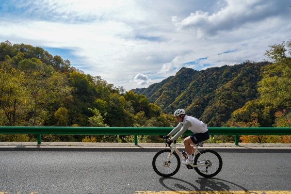 運動員騎行沿途好風景。謝智強攝