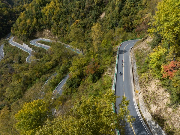 運動員騎行沿途好風景。謝智強攝