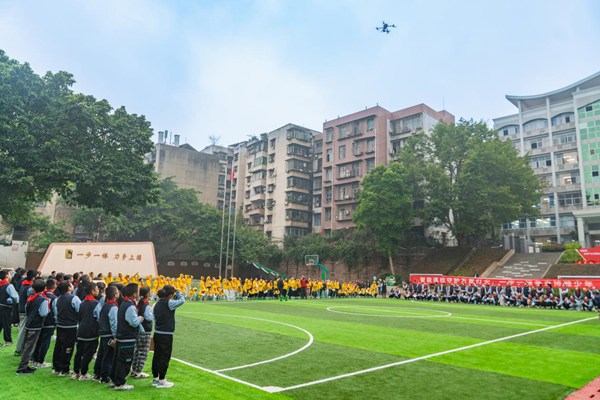 何濤在上游小學足球場為學生們演示無人機操作。國網重慶永川供電公司供圖