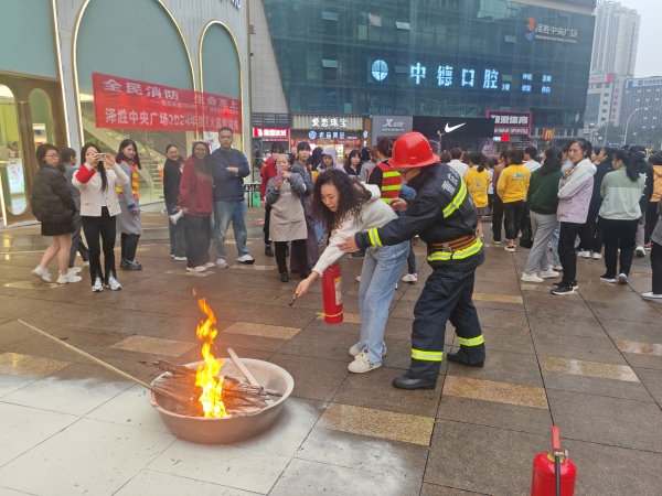 大型商業綜合體應急消防演練。荔枝街道供圖