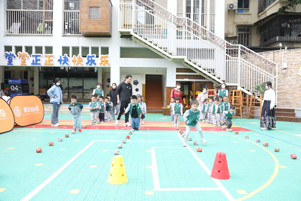 蒙正幼兒園開展豐富的室外活動。付軍攝