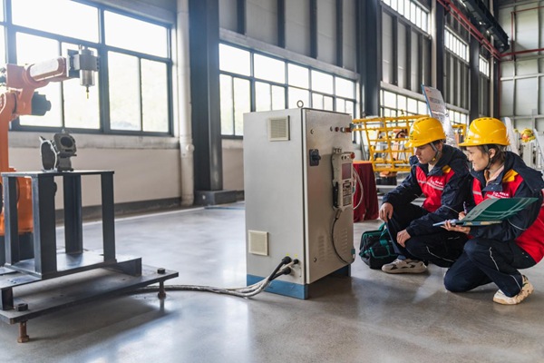 國家電網重慶電力（永川）紅巖共產黨員服務隊隊員監測用電設施運行情況。國網重慶永川供電公司供圖