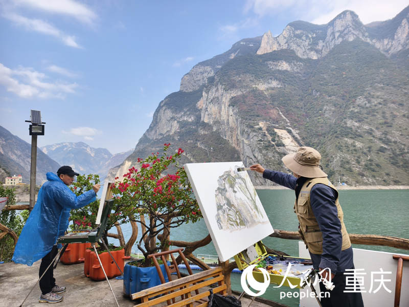 藝術家們在巫峽神女峰對岸創作采風。人民網 陳琦攝