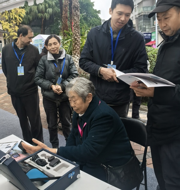 老年人健康指標測試。重慶開放大學供圖