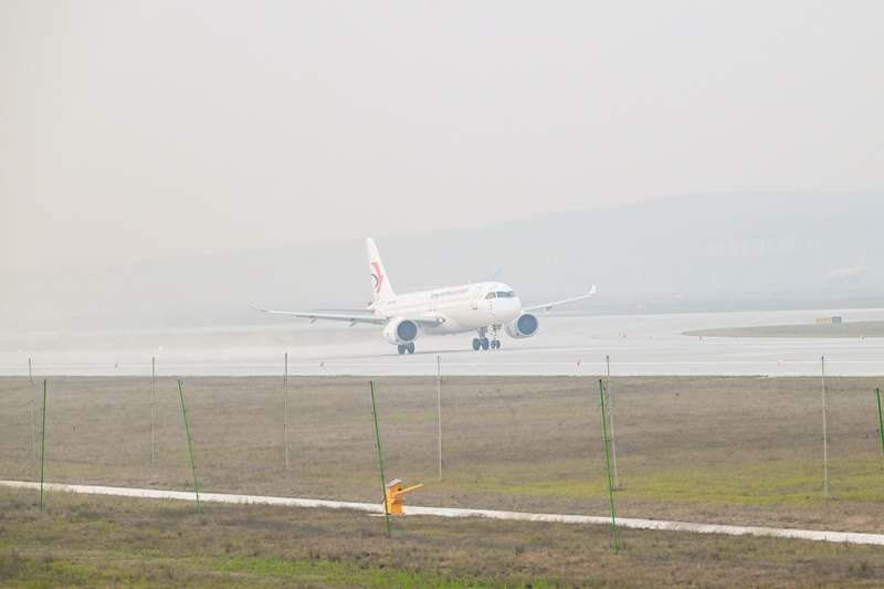 12月26日，重慶江北國際機場，東方航空公司C919飛機執飛的MU5428航班（重慶-上海虹橋），成為第四跑道啟用后首個起飛的航班。鄒樂攝