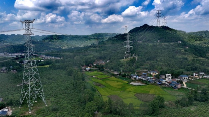 川渝1000千伏特高壓交流工程輸電線路。李濤攝